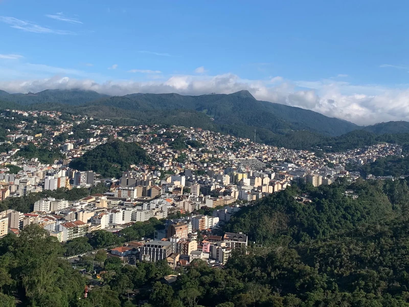 Vista de Nova Friburgo com as montanhas ao fundo