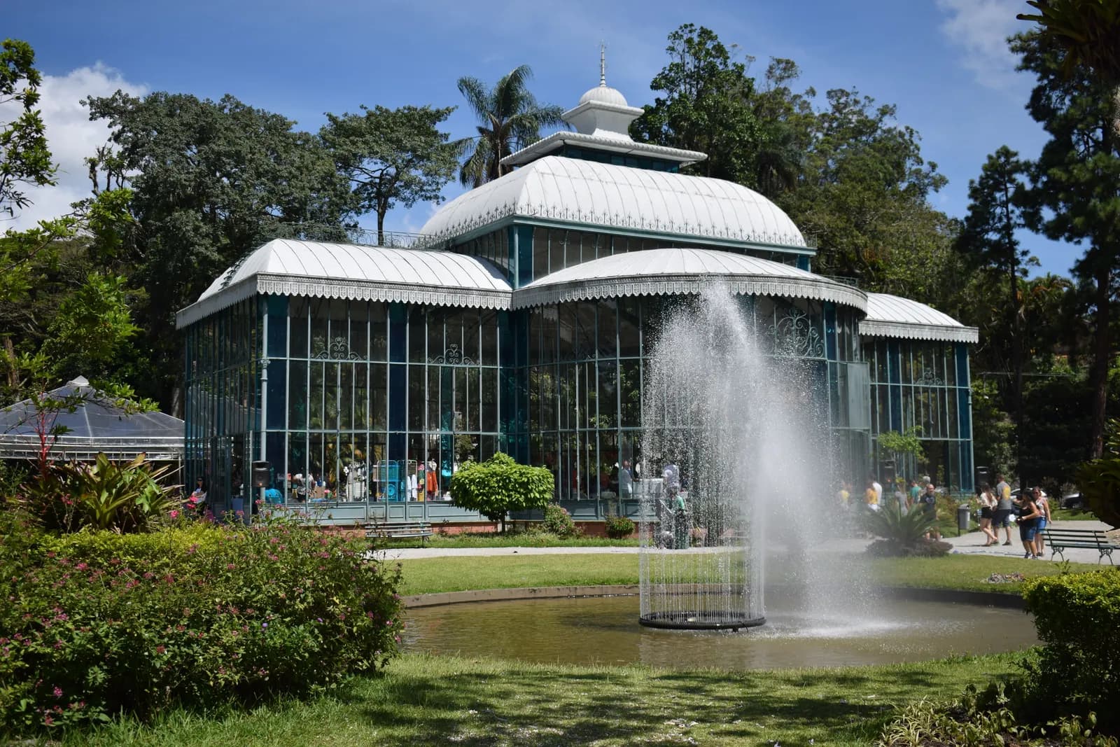Palácio de Cristal, em Petrópolis, com o chafariz e o jardim em dia de sol